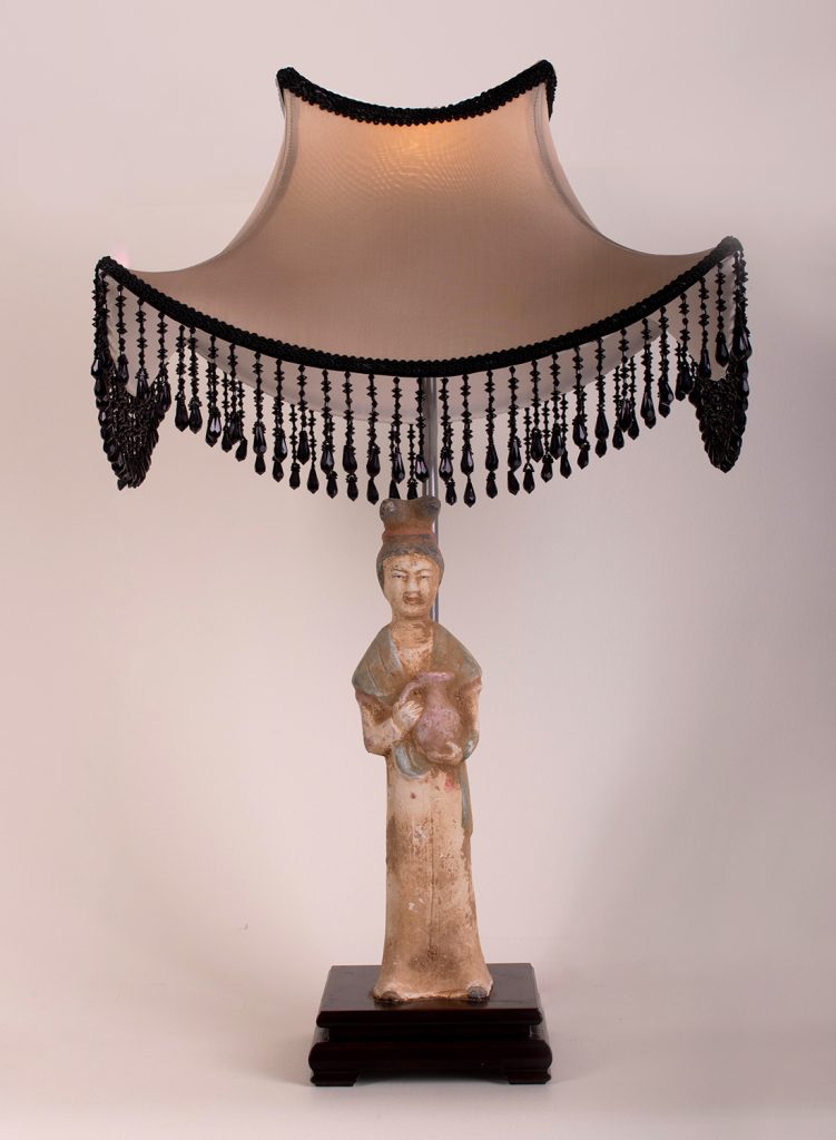 Lampa dvorska dama s vrčem3