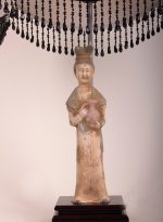 Lampa dvorska dama s vrčem3